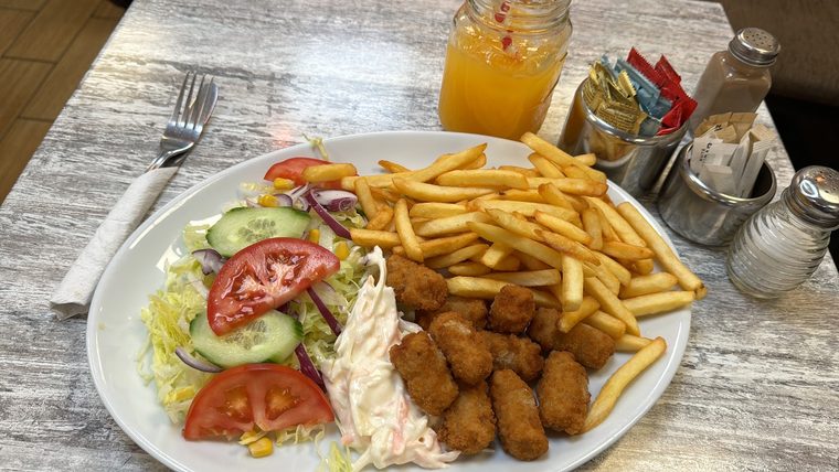 Popcorn chicken with chips, salad and coleslaw