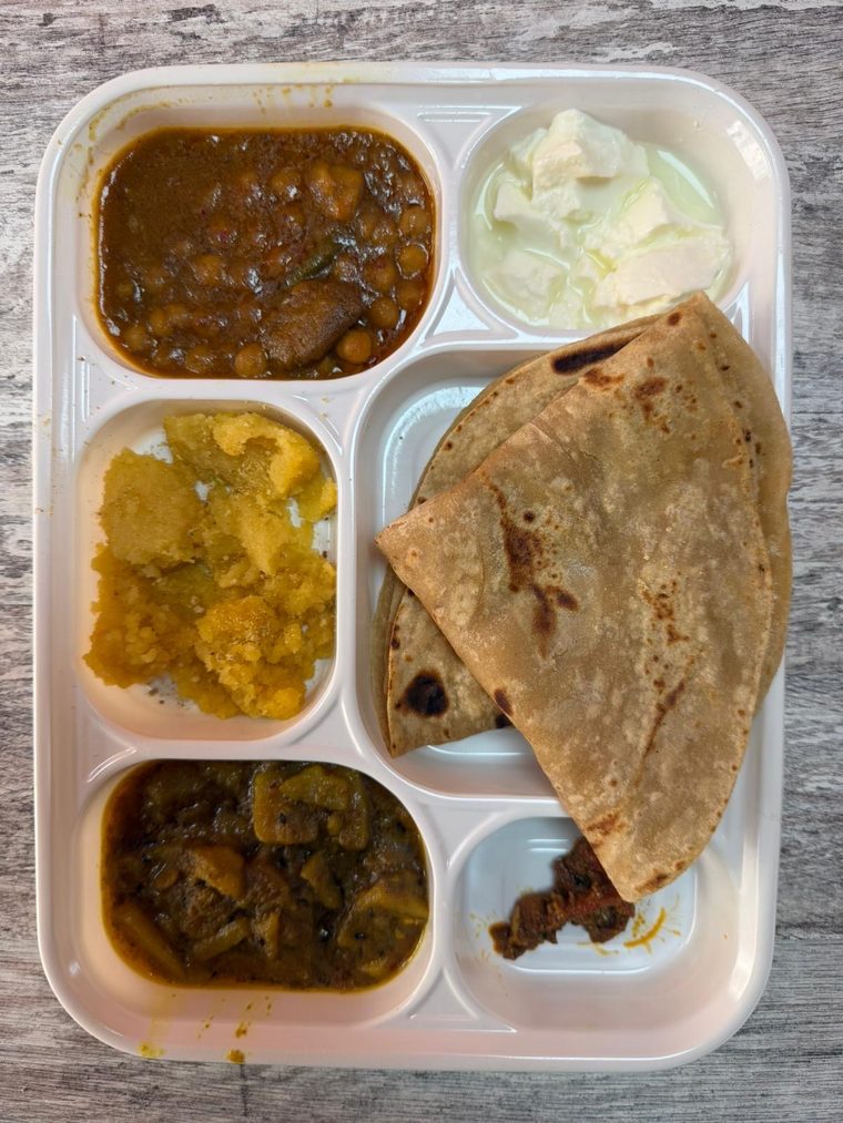 Curry with chickpeas, rice, flatbread and pickles